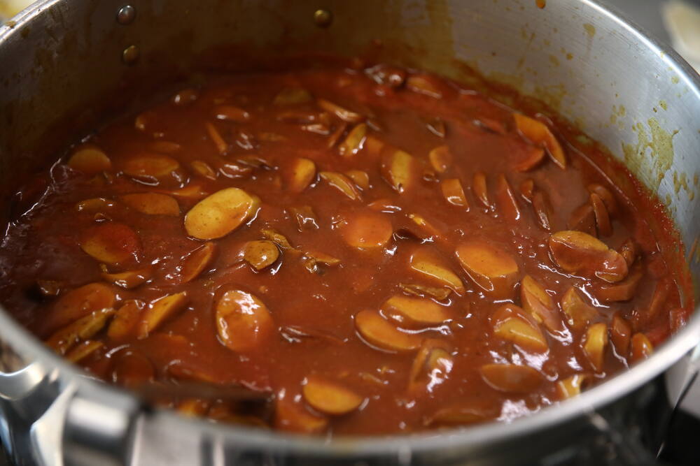 Frisch gekocht – Topf mit Currywurst-Soße